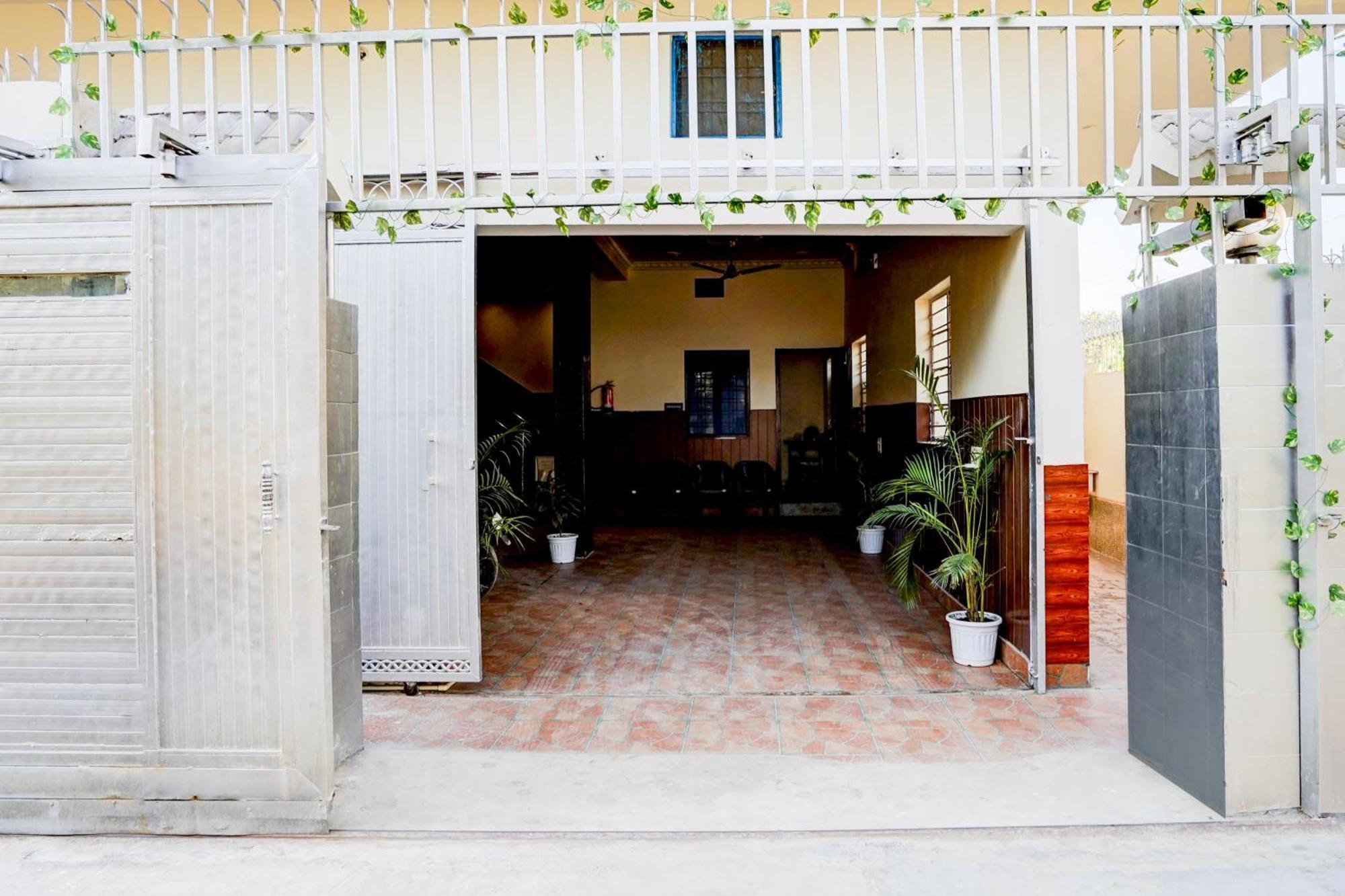 Super Hotel O Sudhowala Near Nanda Ki Chowk Jhājra Exterior photo